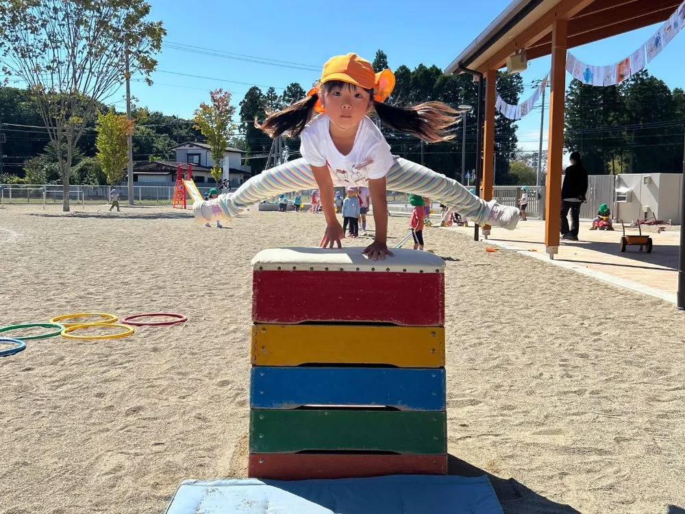 跳び箱を飛んでいる園児