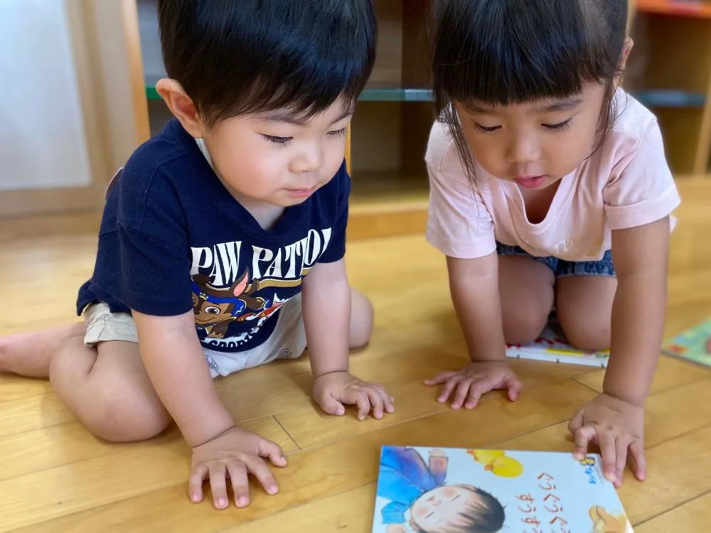 絵本を見ている園児たち