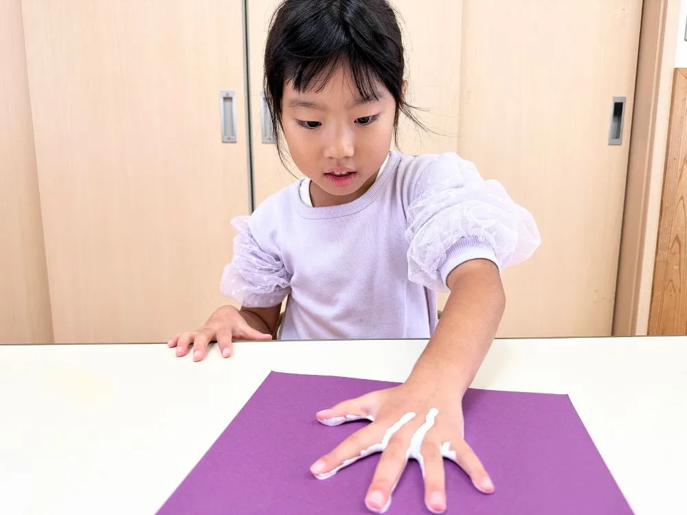 粘土で遊んでいる園児